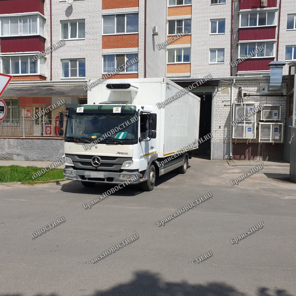 Водитель грузовика вынес ворота магазина в Новозыбкове