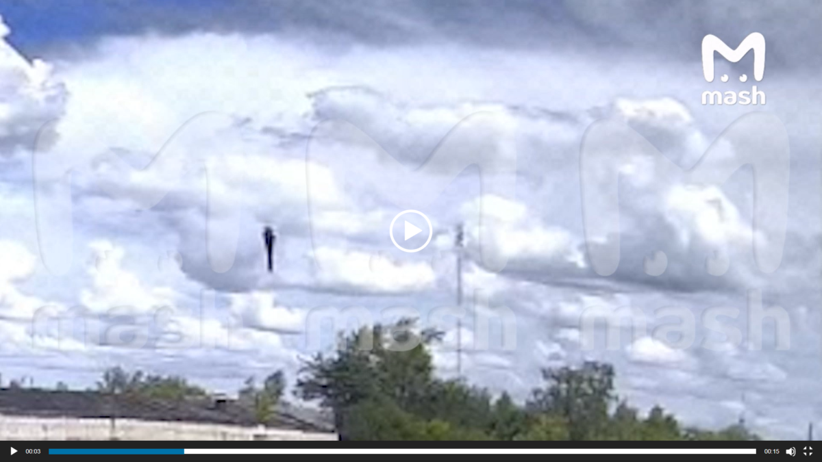 Момент падения украинской крылатой ракеты на пилораму в посёлке Бытошь Брянской области попал на видео