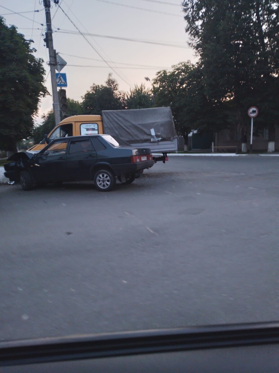 «Девятка» и Газель столкнулись на перекрестке в Новозыбкове