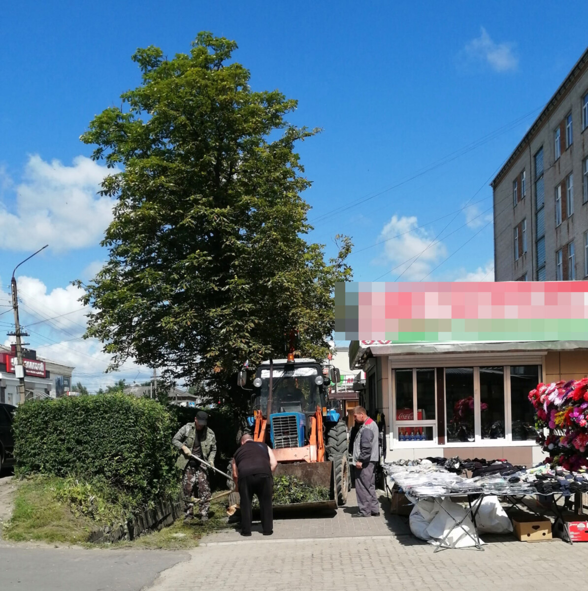 В Новозыбкове устроили генеральную уборку возле торговых рядов по улице Первомайской