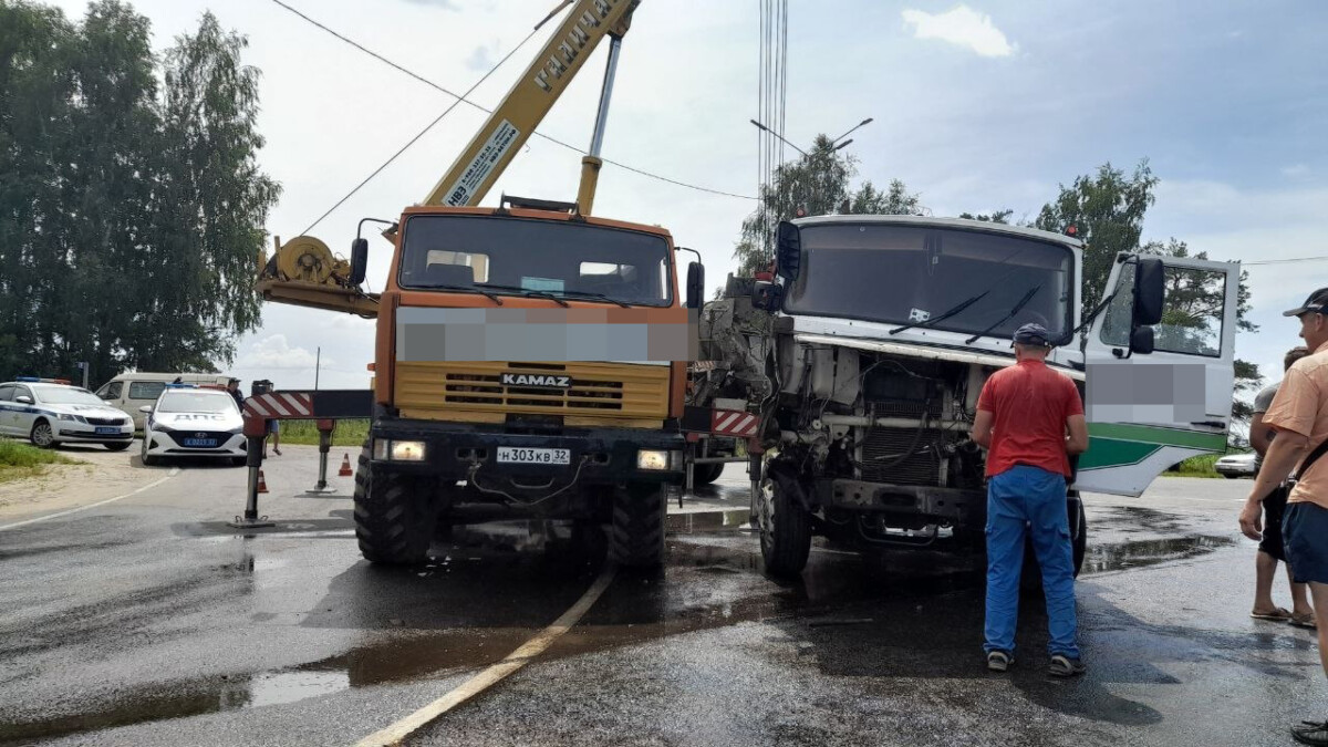 Бетономешалка и легковой автомобиль столкнулись под Новозыбковом