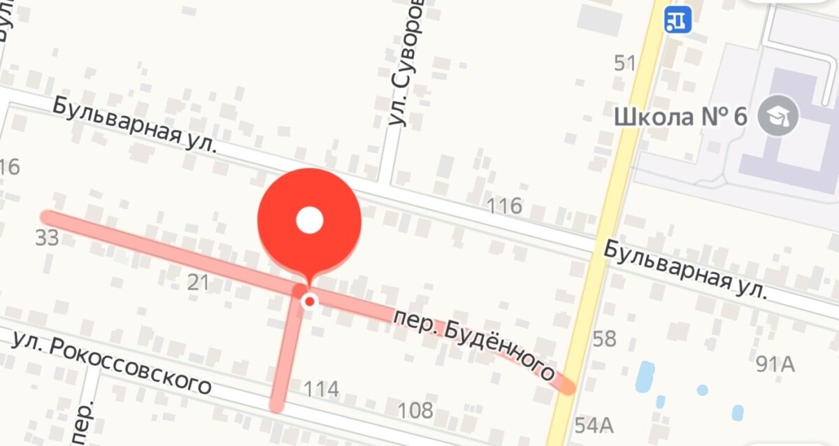 Штормовой ветер в Новозыбкове вырвал ворота и обрушил их на автомобиль