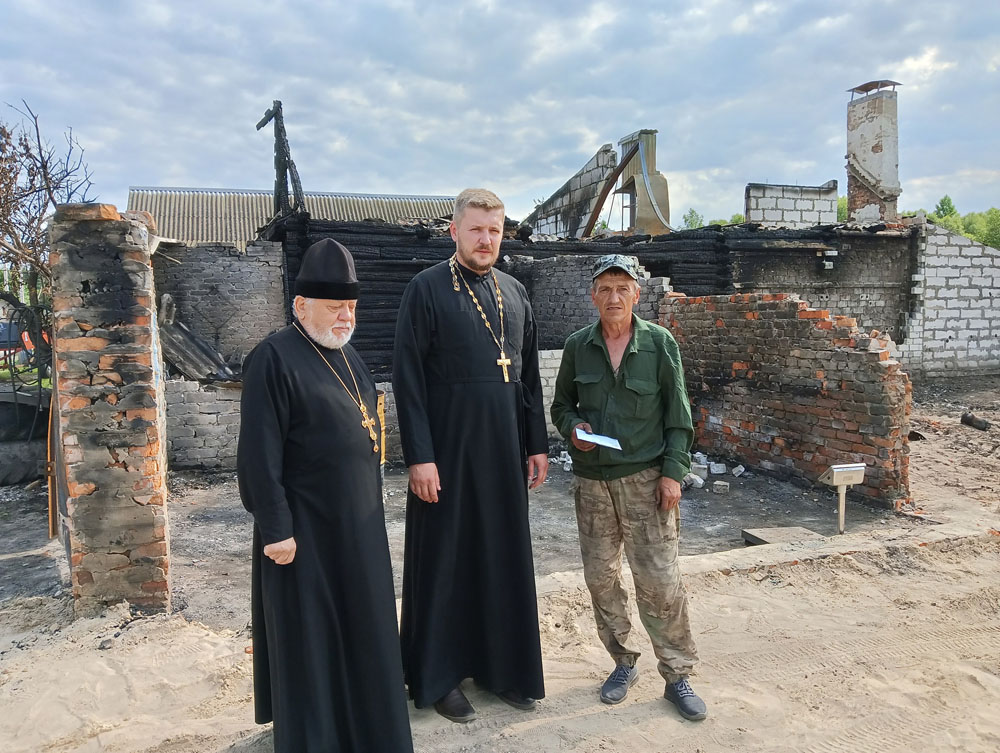 Прихожане Трубчевских храмов собирают средства в помощь пострадавшим от обстрела жителям поселка Белая Березка