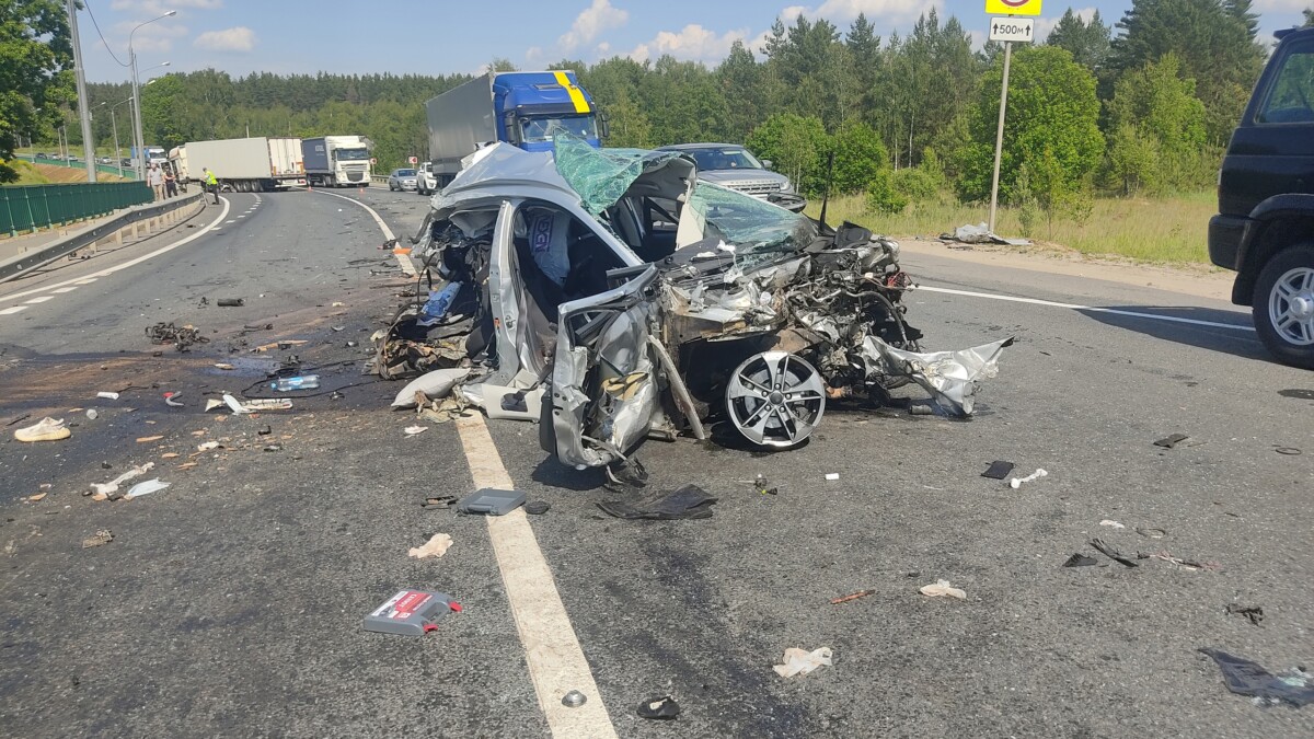 В Брянской области разыскивают свидетелей аварии под Выгоничами, где легковушка столкнулась с двумя большегрузами