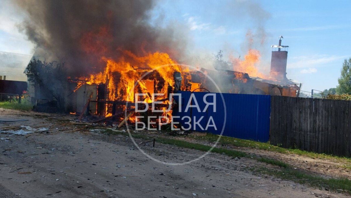 В Белой Березке Брянской области горит жилой дом