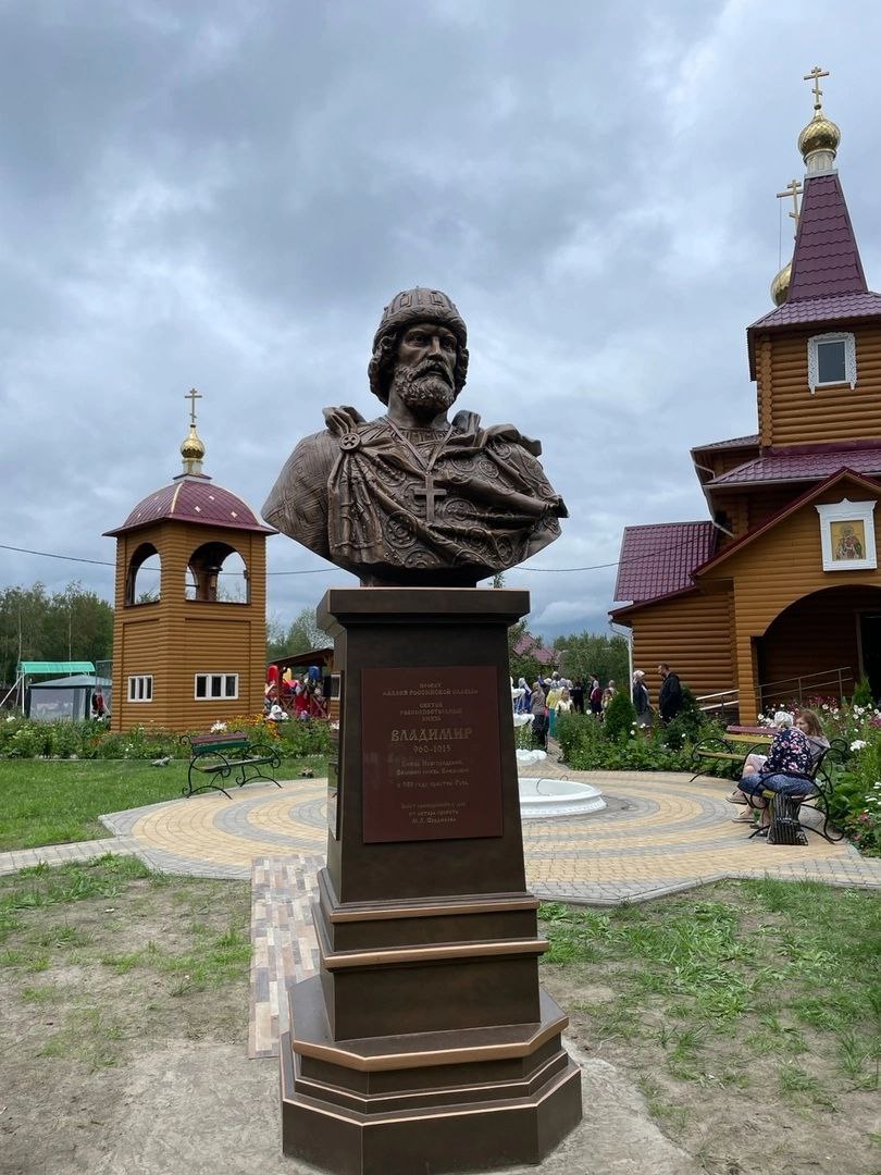 Трехметровый бюст Крестителю Руси установлен в Брянской области
