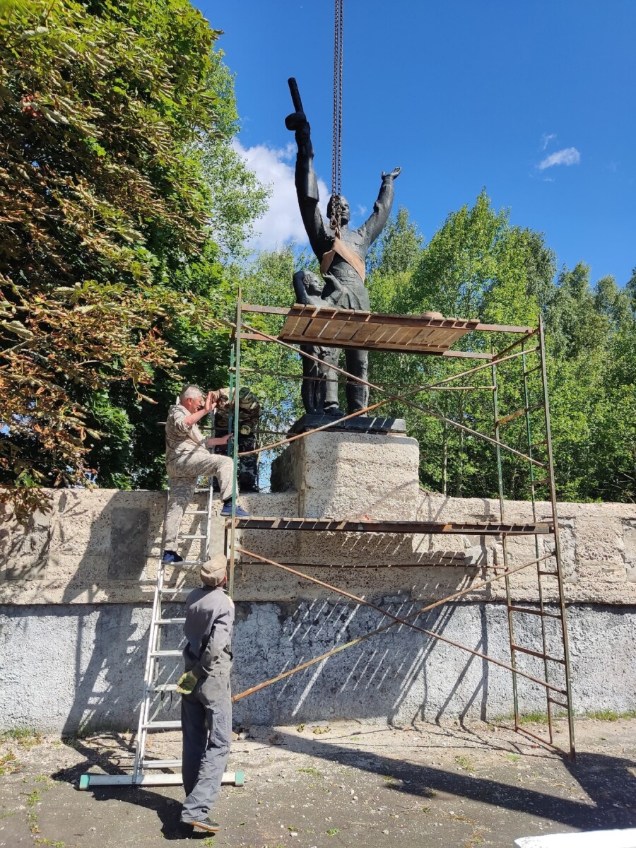 Разрушающуюся скульптуру воина с девочкой демонтировали в селе под Новозыбковом