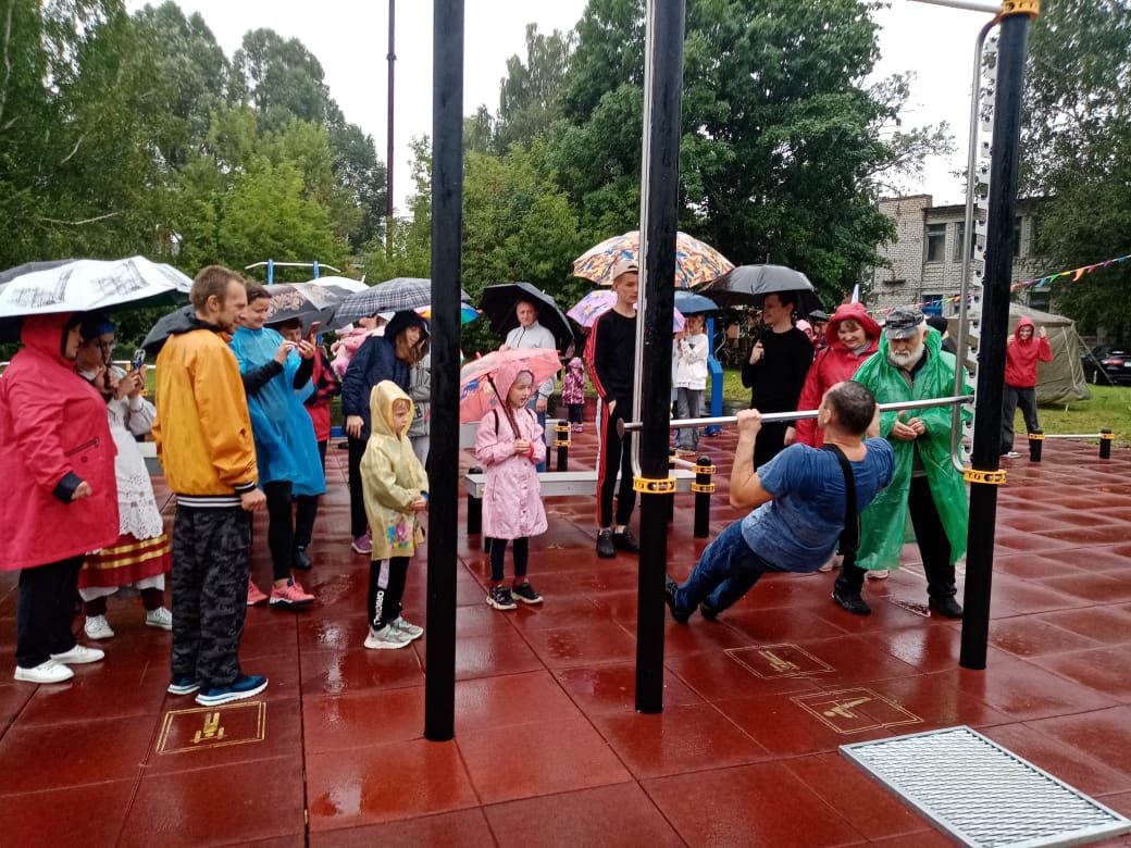 Сильный дождь в День физкультурника в Новозыбковском районе не остановил любителей спорта