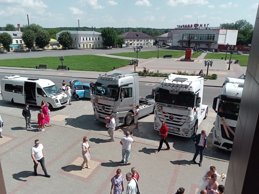 В Климово Брянской области к ЗАГСу подкатили три тягача Mercedes-Benz