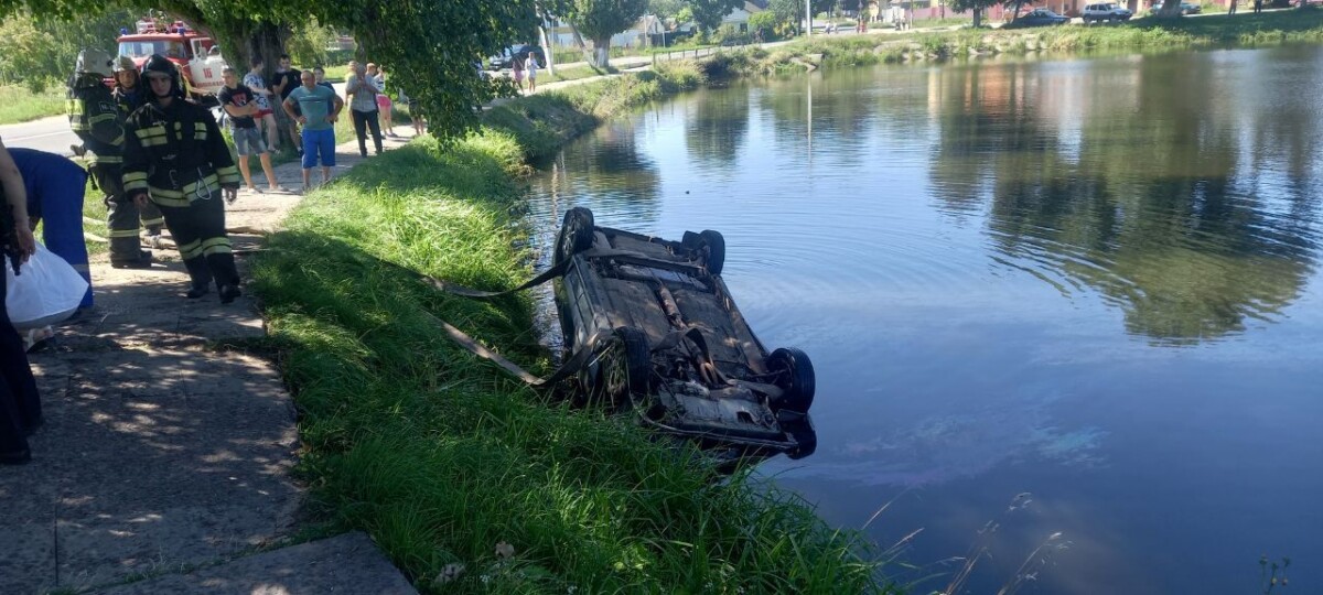Раскрыты детали дорожной аварии в Новозыбкове со слетевшим в озеро автомобилем