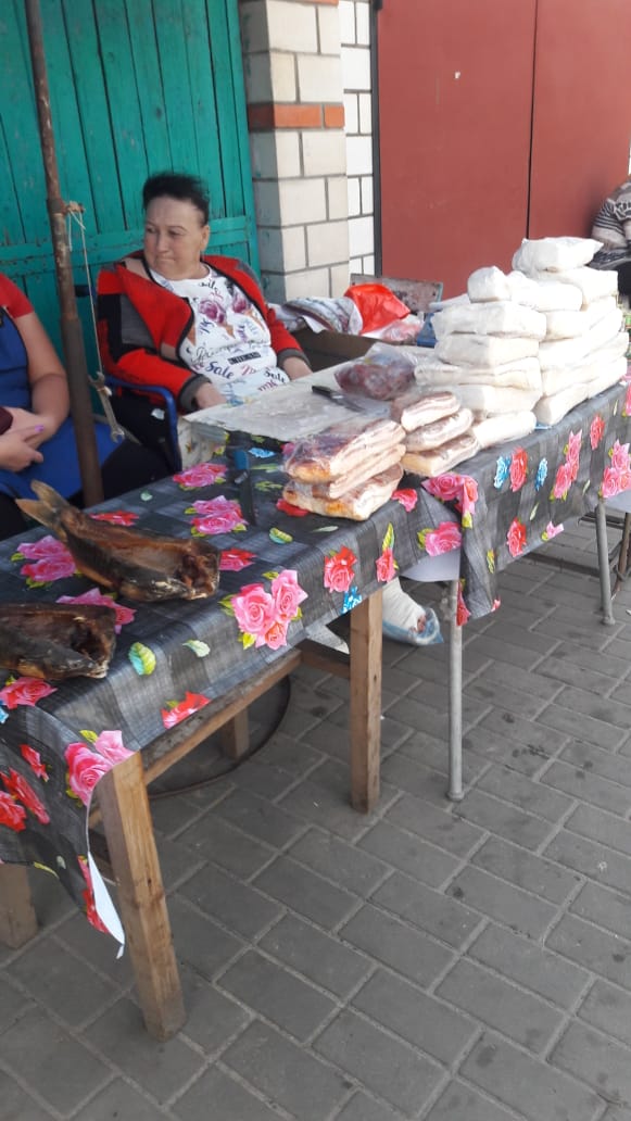 В Новозыбкове на улице торгуют салом и рыбкой