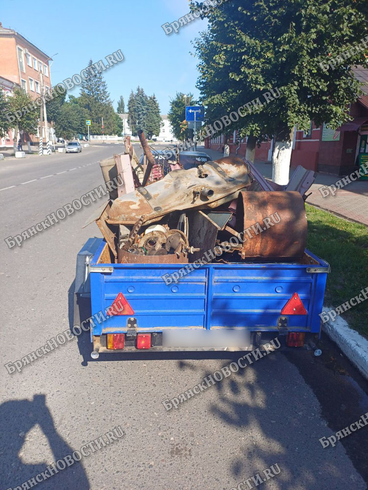 Автомобиль с прицепом, заполненным ломом, остановили в Новозыбкове