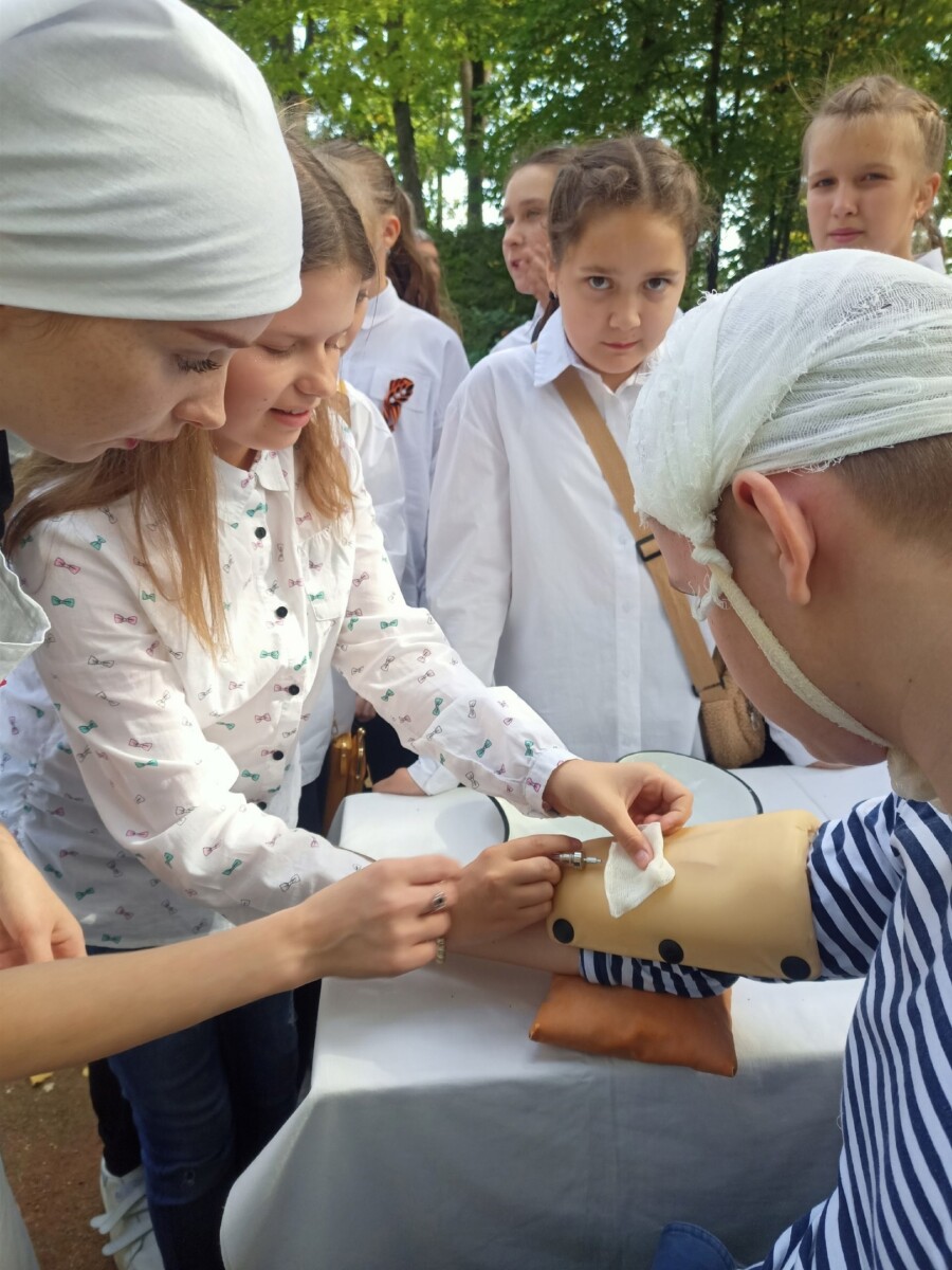 Студенты медколледжа на парковом празднике в Новозыбкове учили выполнению перевязок и внутривенных инъекций