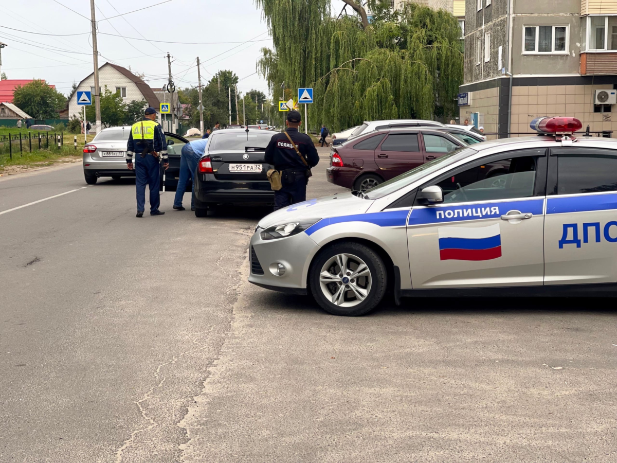 У детского сада в Новозыбкове прошла сплошная проверка водителей