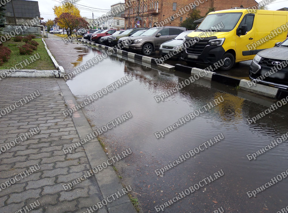 Тротуар у здания Почты России в Новозыбкове вновь залило