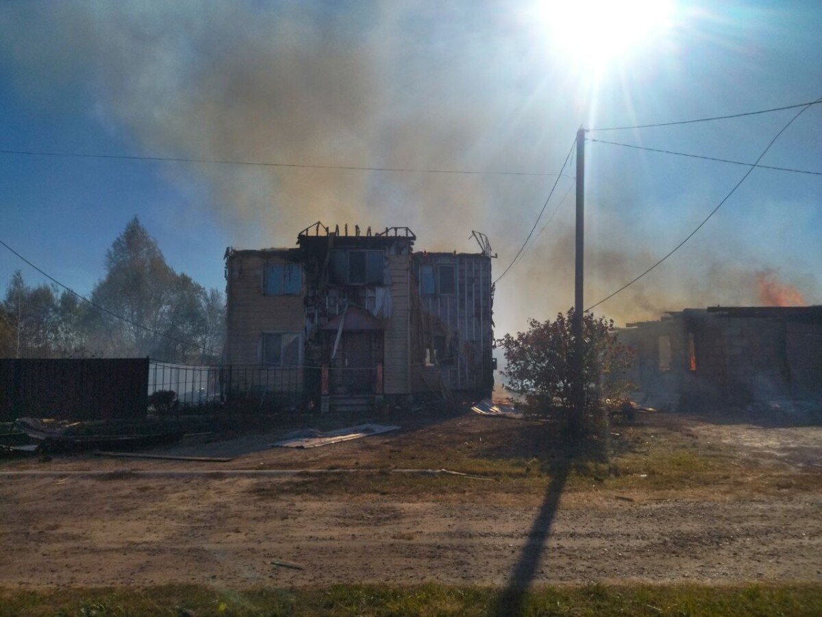 В мирной Суземке в Брянской области горят дома после обстрела украинскими террористами