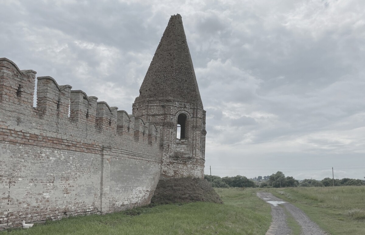 Старинная святая обитель в Севске Брянской области окружена мощной оградительной стеной