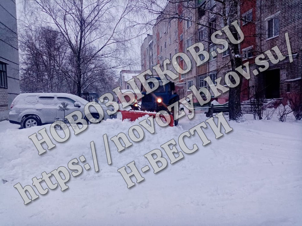 В Новозыбкове начали убирать снежные навалы на перекрестках