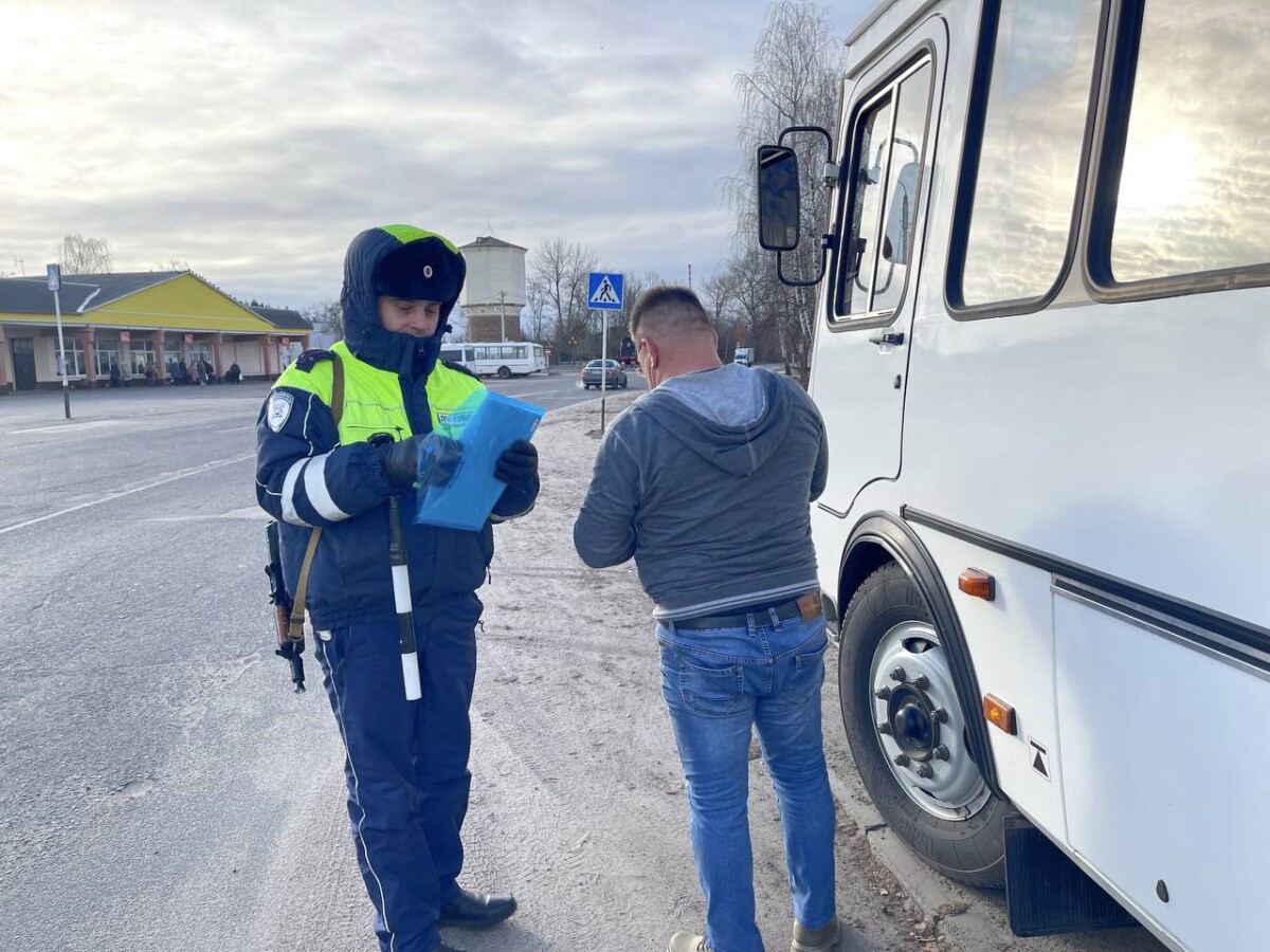 В Новозыбкове автоинспекторы проводят сплошные проверки автобусов