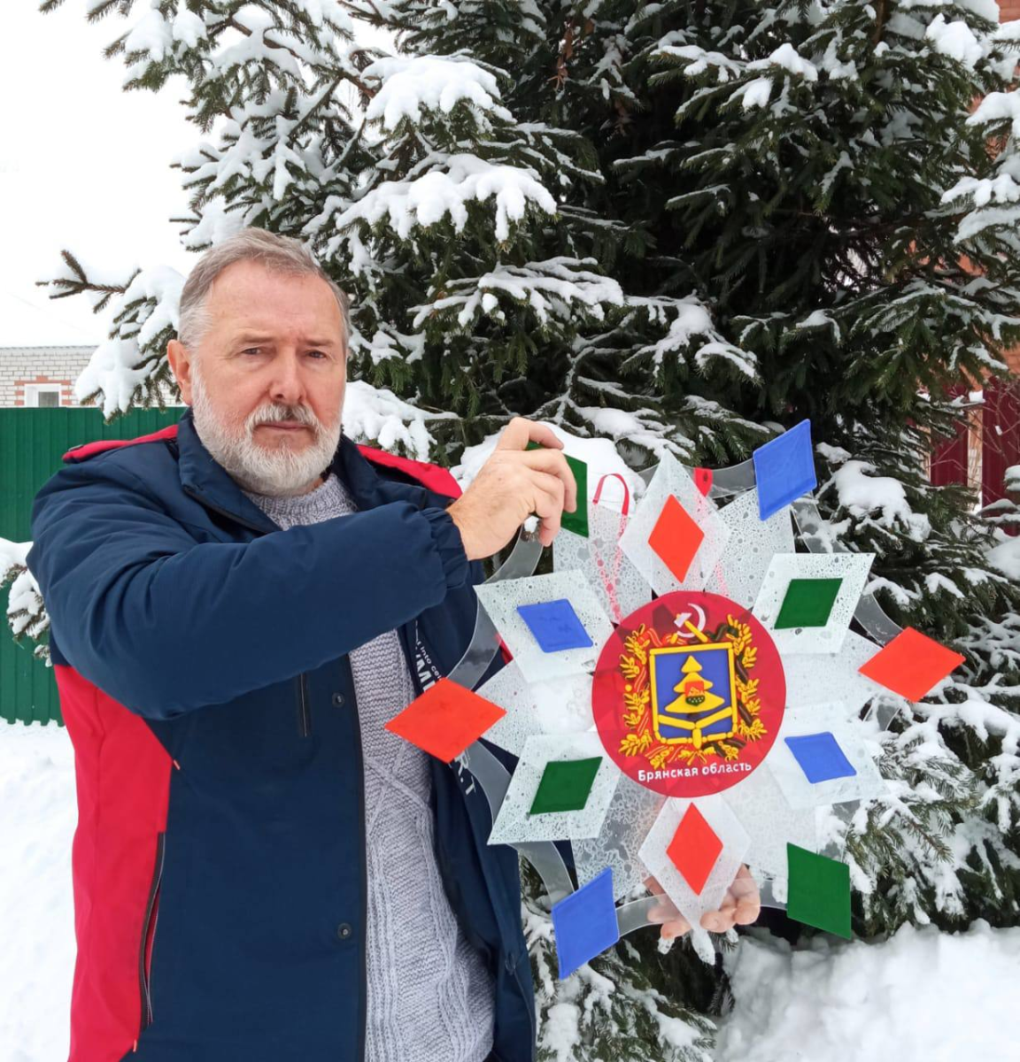 Народный мастер Брянской области создал снежинку для елки в Москве