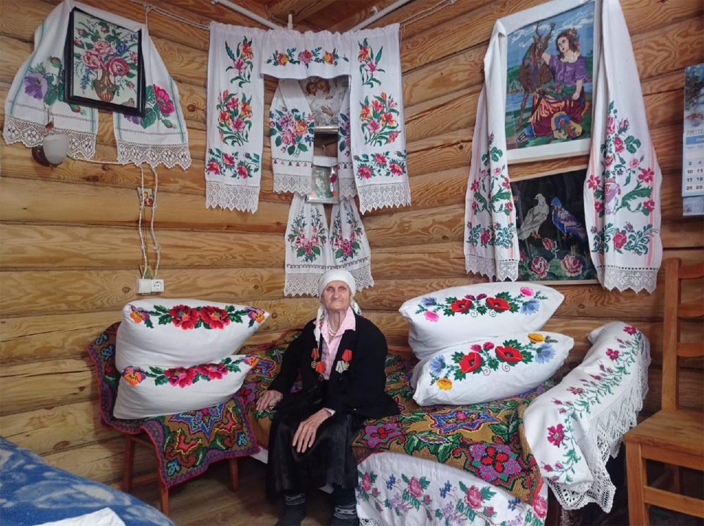 Традиционный в Брянской области сельский дом в вышитых картинах становится редкостью
