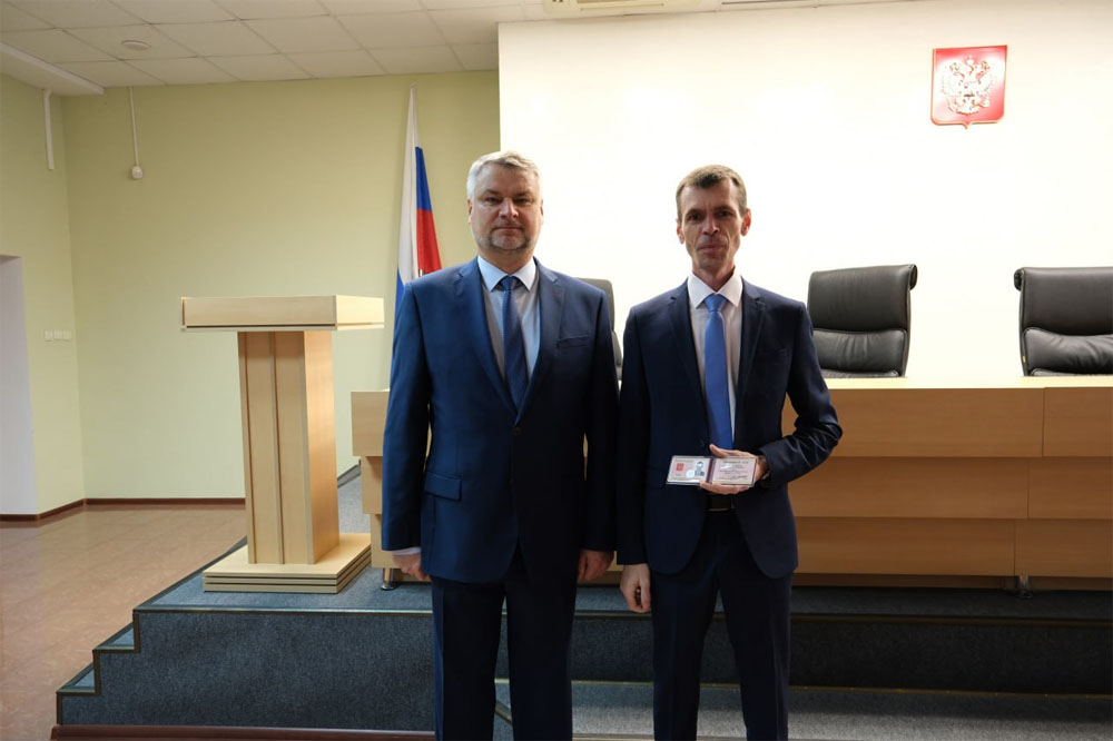 Судье Новозыбковского городского суда вручили удостоверение