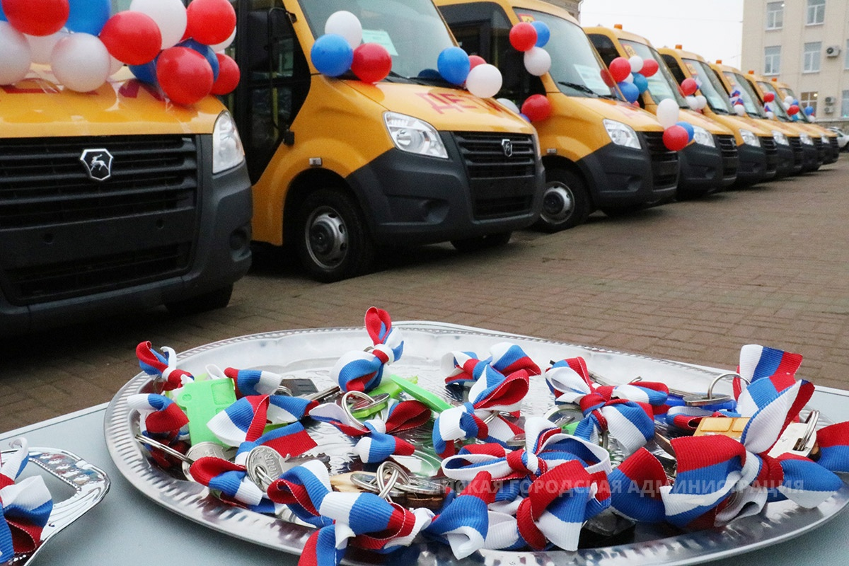 Школы Брянской области сегодня получили 49 новых автобусов