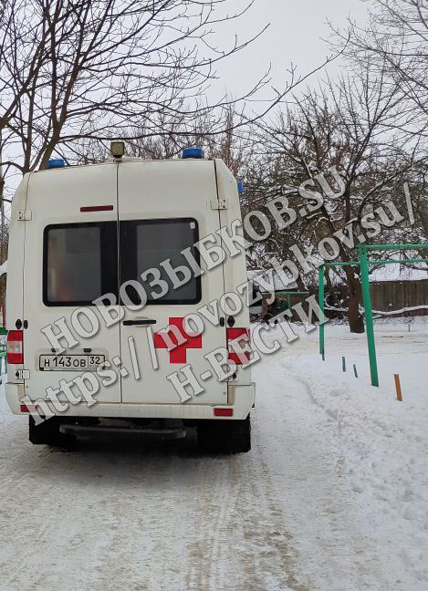 В Новозыбковском районе машину скорой помощи пришлось вызволять из снега техникой МЧС