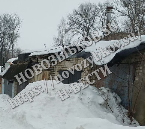 В Замишево под Новозыбковом провалилась крыша гаража