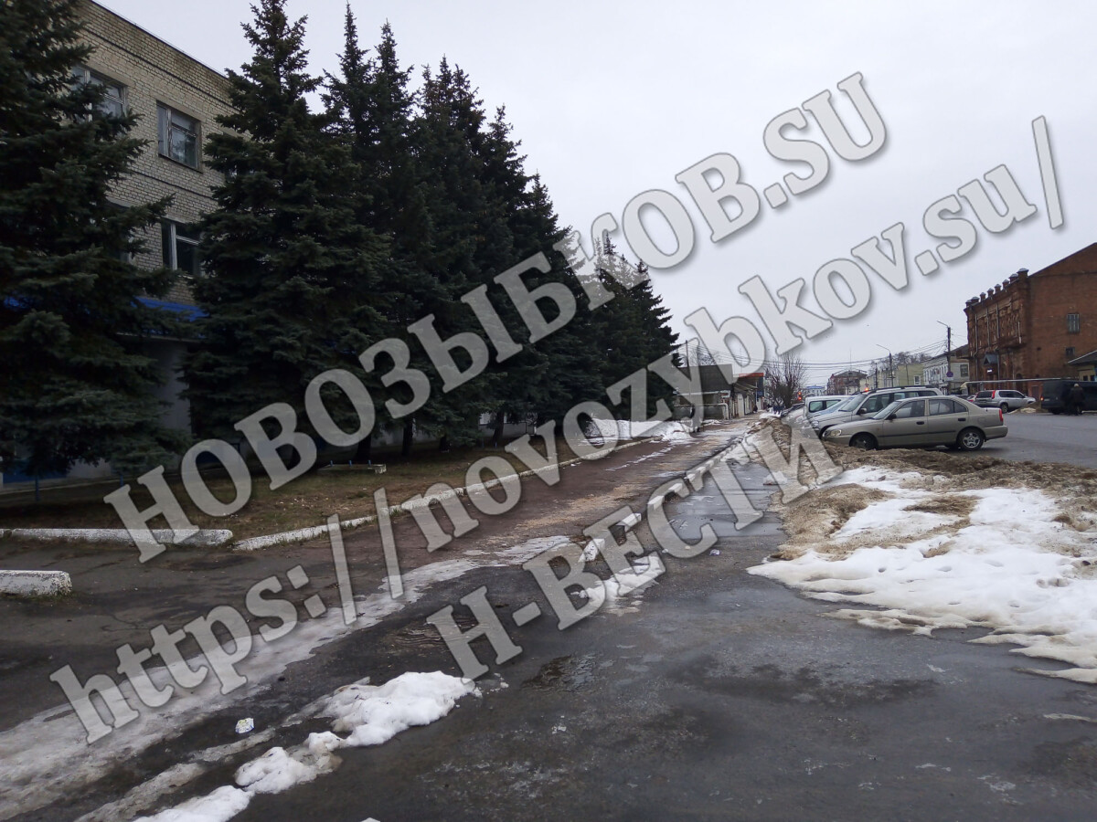 В Новозыбкове на парковке «припарковался» снежный вал