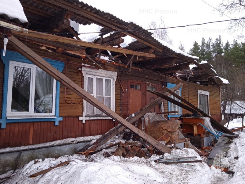 В Вышкове Злынковского района под тяжестью снега провалилась крыша
