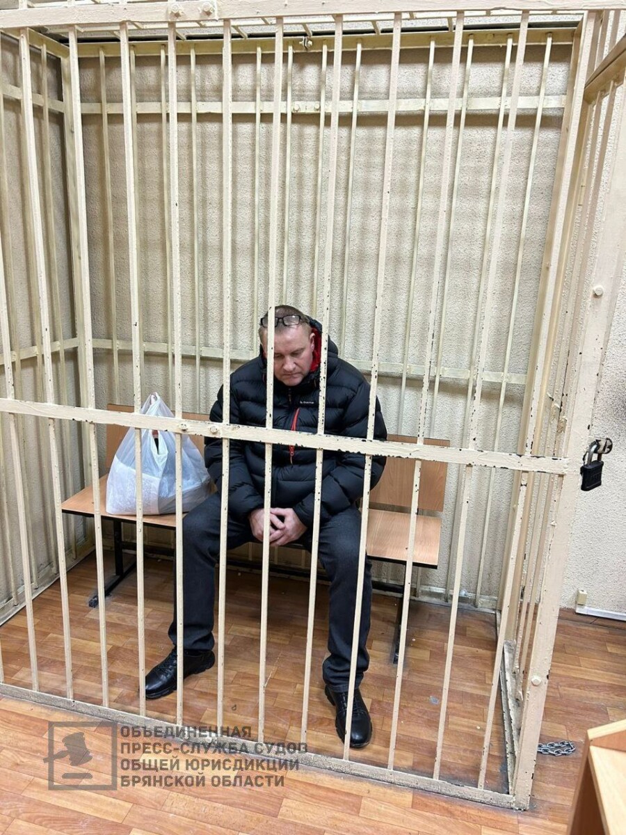 Заключен под стражу отец девочки, устроившей стрельбу в пятой гимназии Брянска