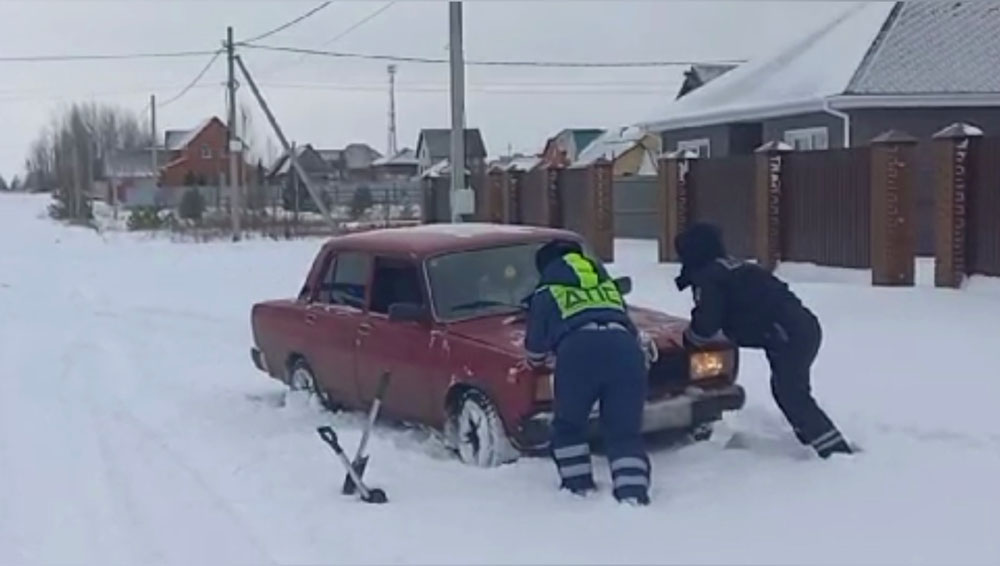В Клинцах госавтоинспекторы помогли вытолкать застрявшую в снегу машину
