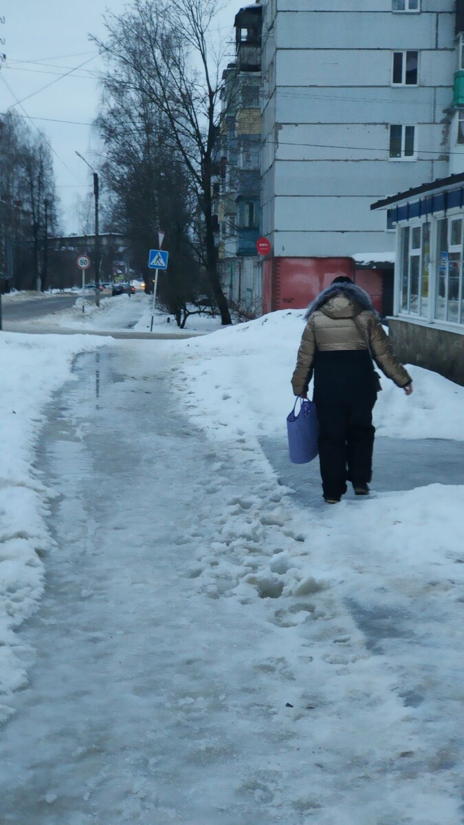 В гололед вперемешку с водой превратились дороги и тротуары Новозыбкова утром