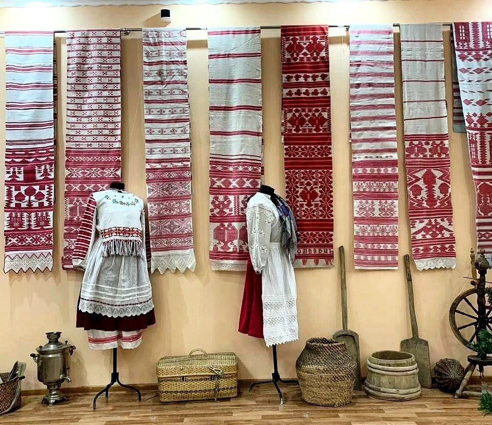 На выставке в Клинцах впервые представили полный комплект национальной женской одежды