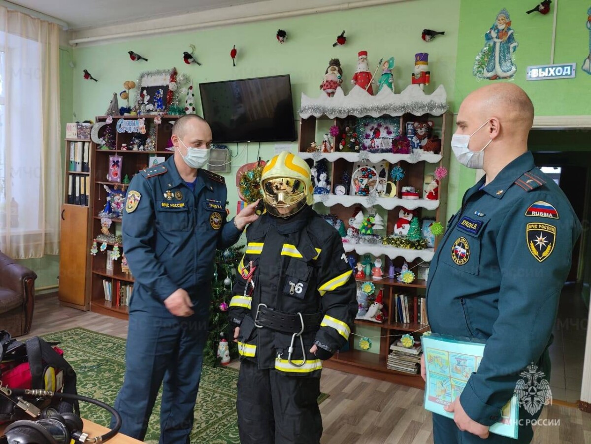 Воспитанникам приюта в Новозыбкове разрешили примерить боевую одежду пожарного