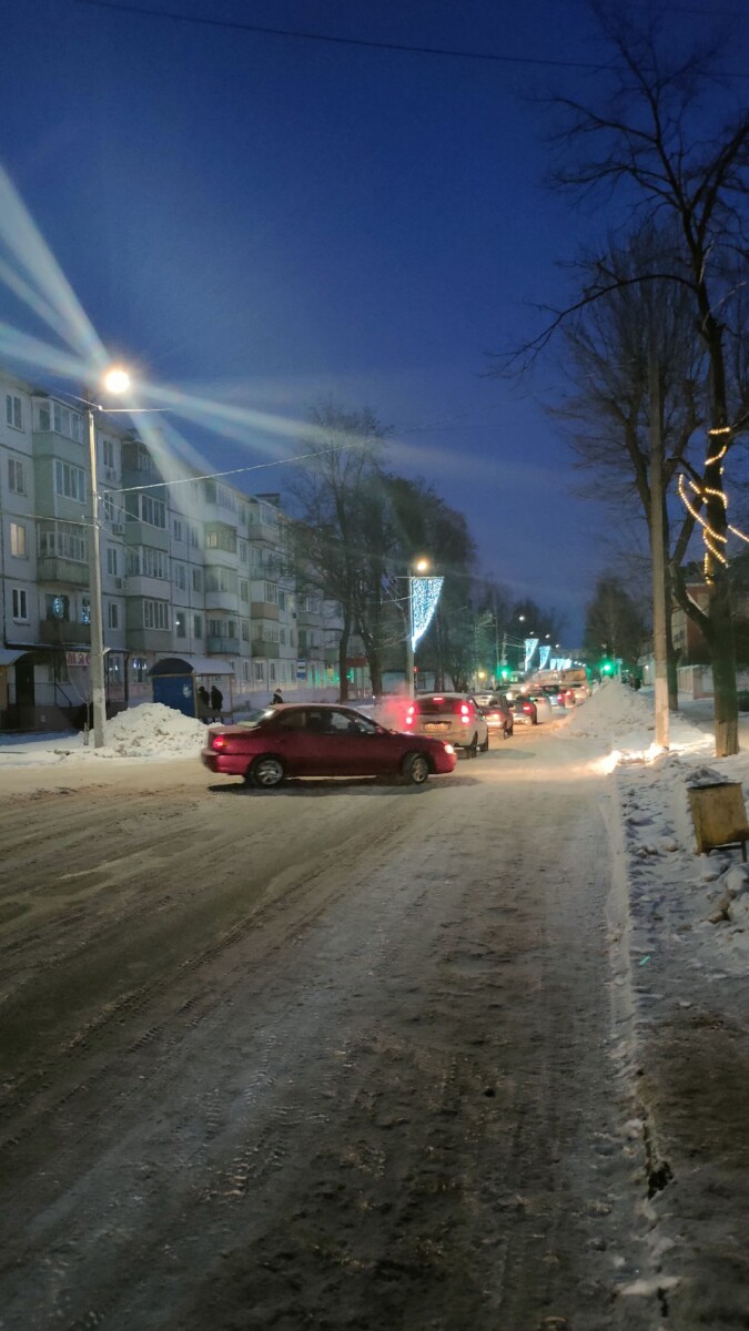 Вереница машин утром 23 января на улице Ломоносова в Новозыбкове