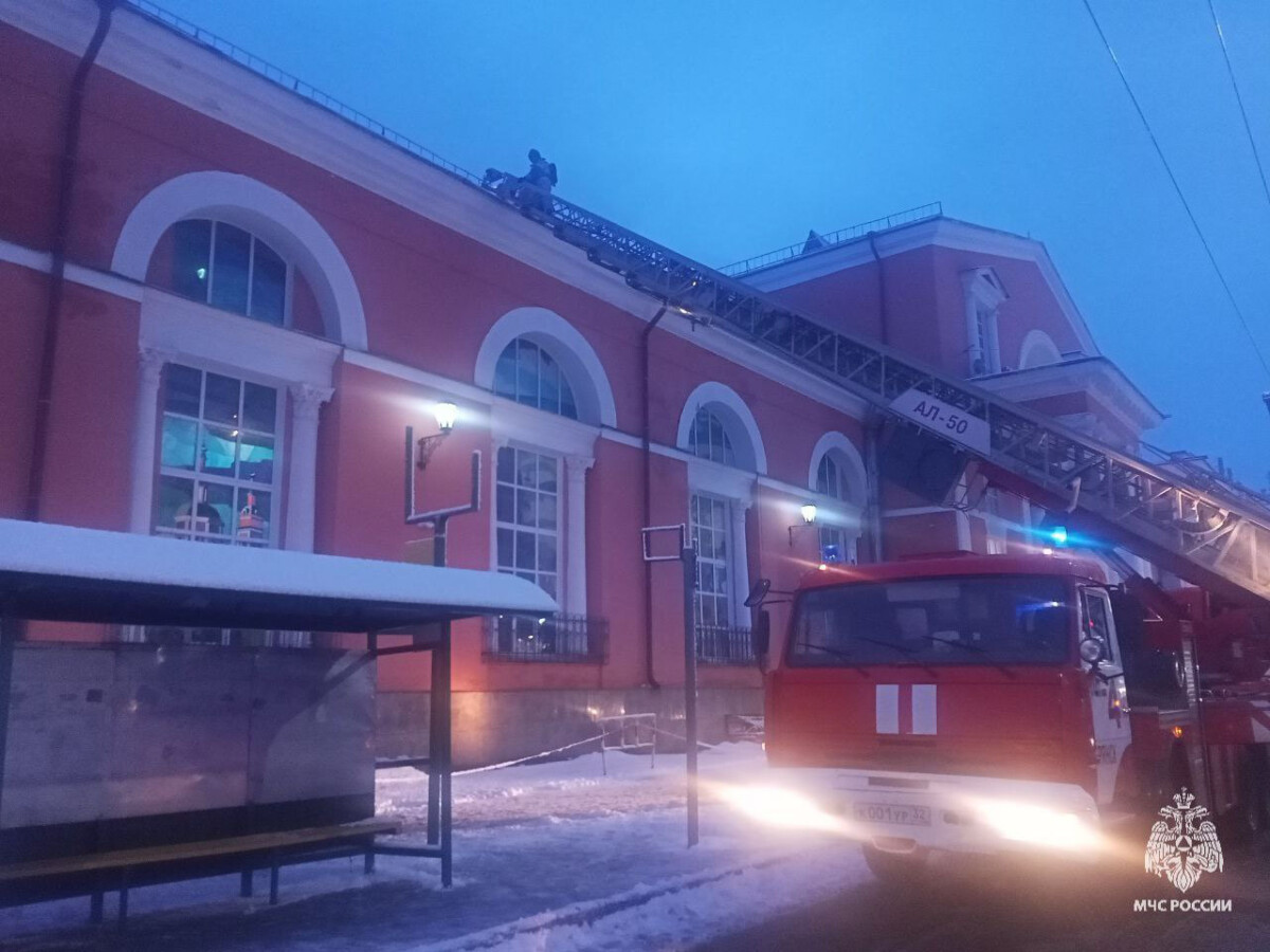 Крыша здания вокзала загорелась в Брянске