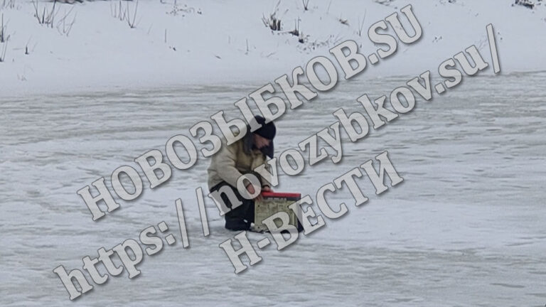 Амбарный замок на двери. Старый дверной замок. Старый амбарный замок. Старинная дверь с ключом. Красивый ключ в двери.