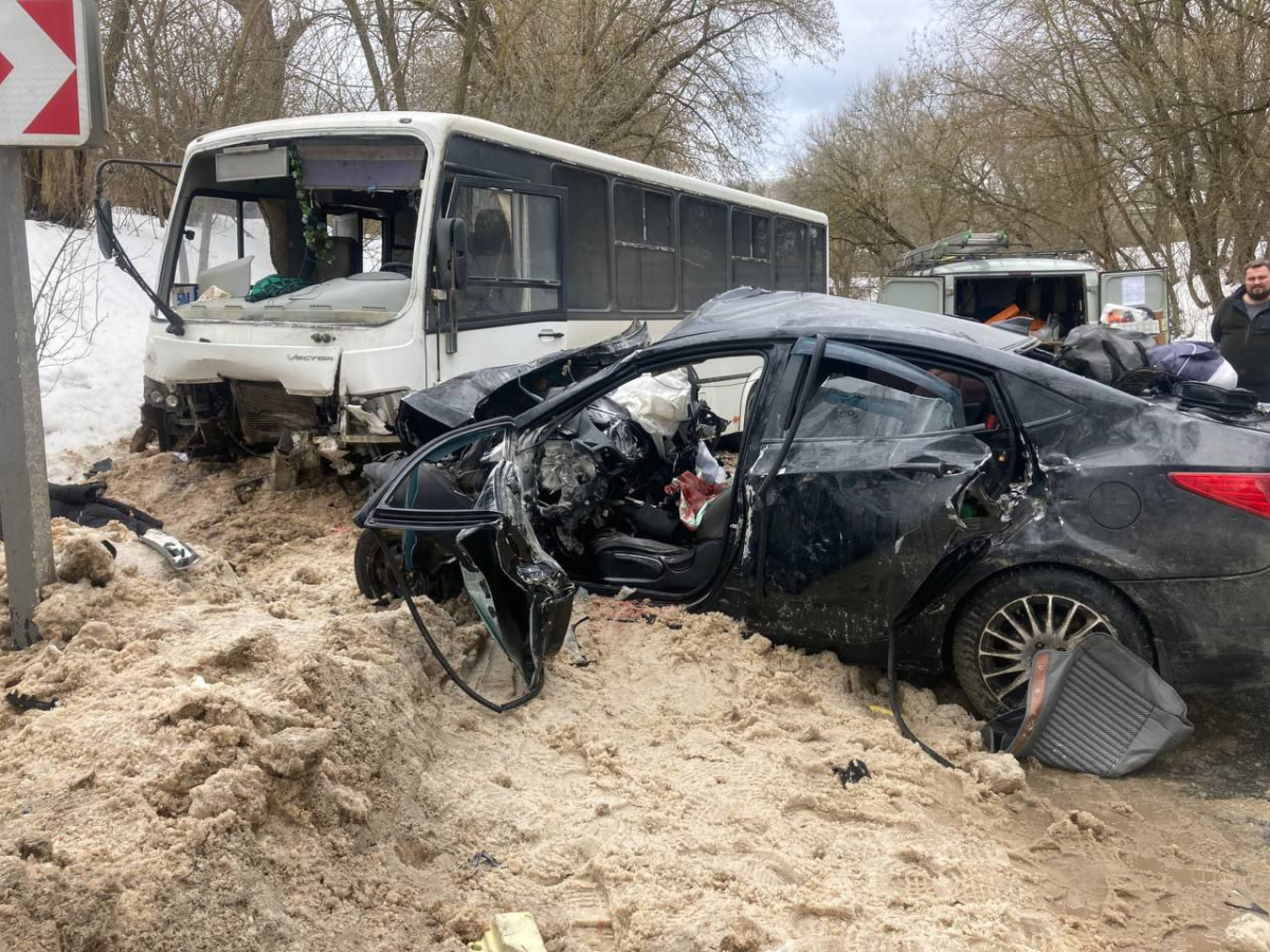 В дорожной аварии с автобусом в Трубчевском районе погибли двое