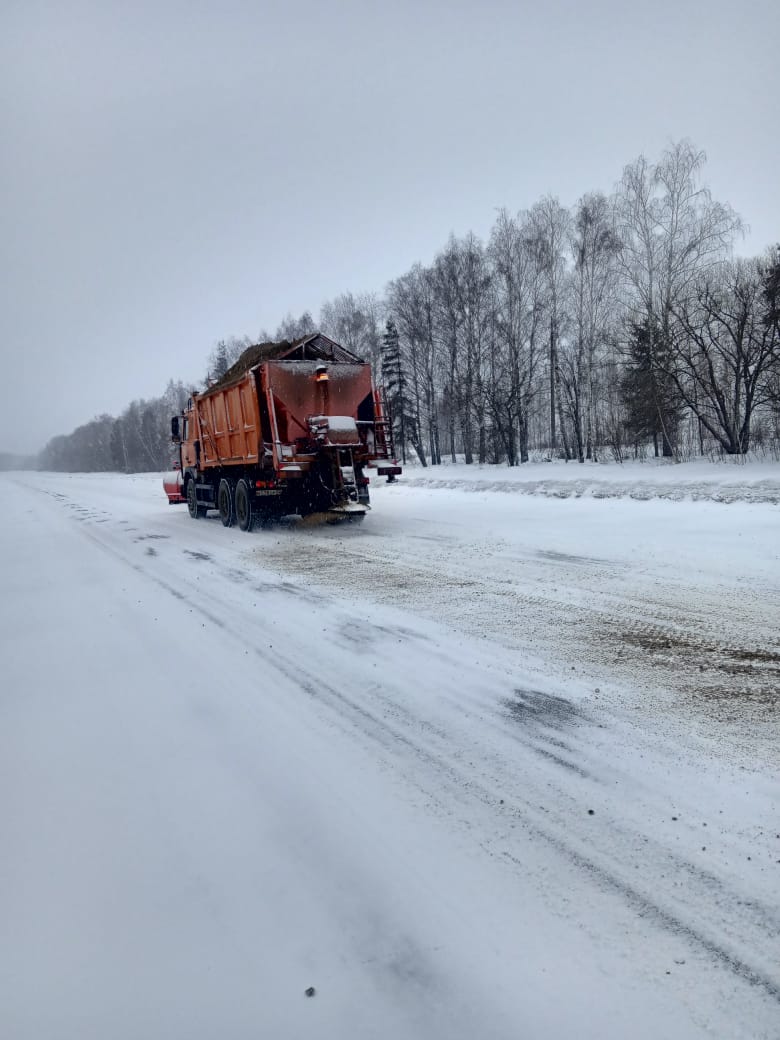 На дорогах Брянского региона работали ночью сотни снегоочистительных машин
