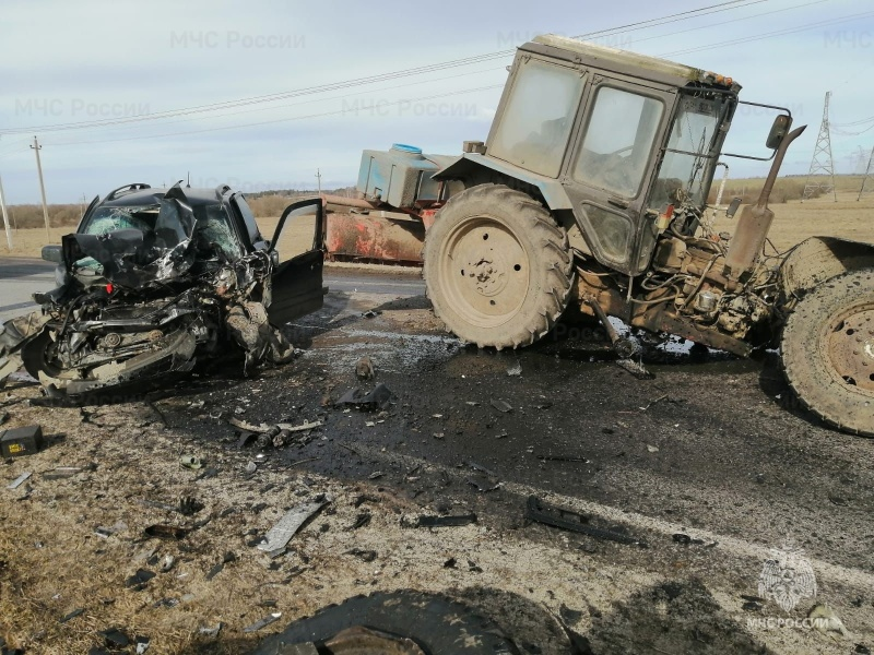 Две легковушки и трактор столкнулись в Жирятинком районе Брянской области