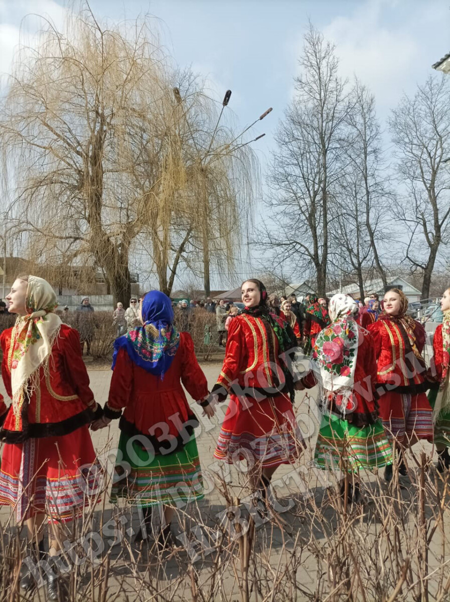 На Масленицу в Новозыбкове было много народных костюмов и песен
