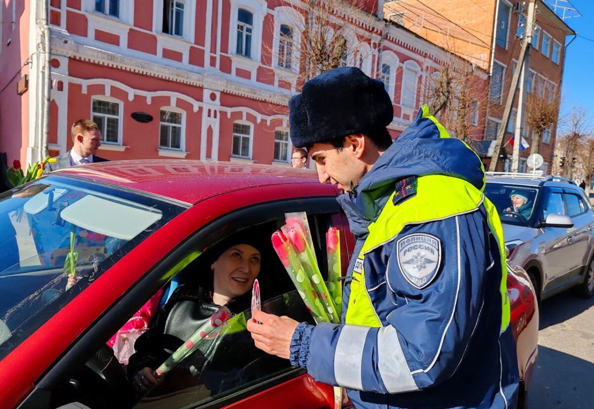 Госавтоинспекторы МО МВД России “Новозыбковский” встречали водителей с цветами
