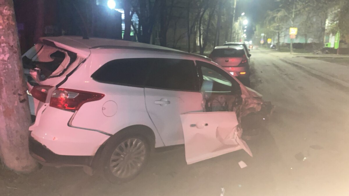 В Брянске пытавшийся скрыться водитель повредил девять припаркованных автомобилей