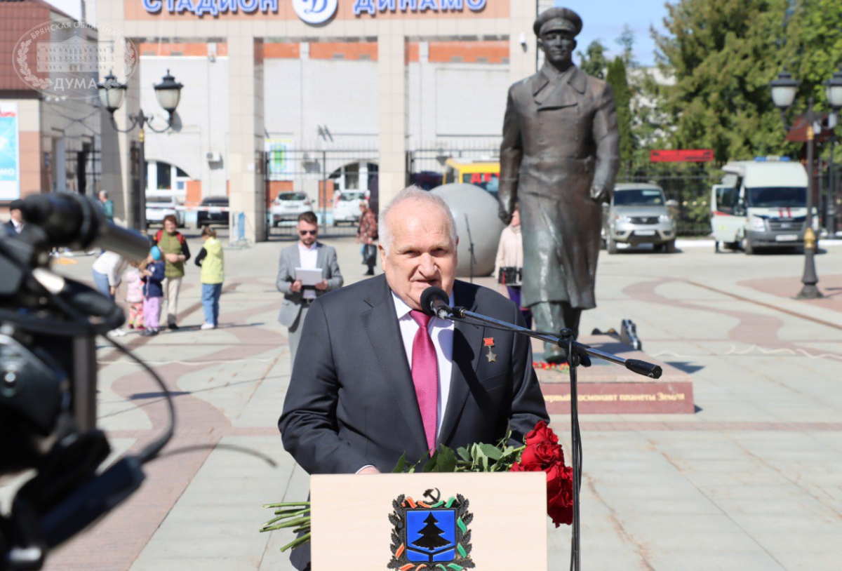 К памятнику Юрию Гагарину в Брянске возложили цветы