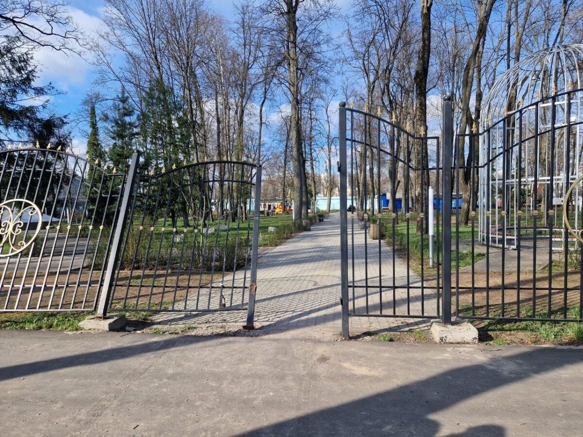 Ворота парка в Новозыбкове разворотили в ночь на субботу