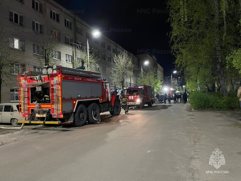 Из горящего студенческого общежития в Брянске спасли человека