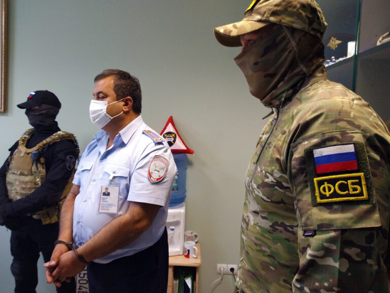 Осужденному за взятку бывшему подполковнику полиции Брянска снизили срок колонии и штраф