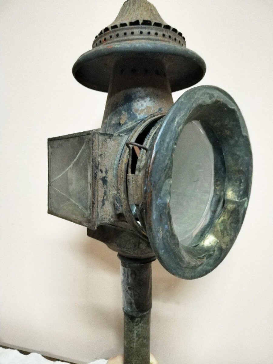 На фото – каретный фонарь конца XIX века из фондов Клинцовского краеведческого музея